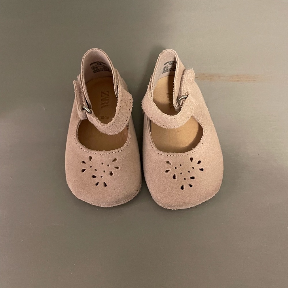 Baby Zara blush suede shoes. Like New! Size 15-16 comparable to an infant size 2